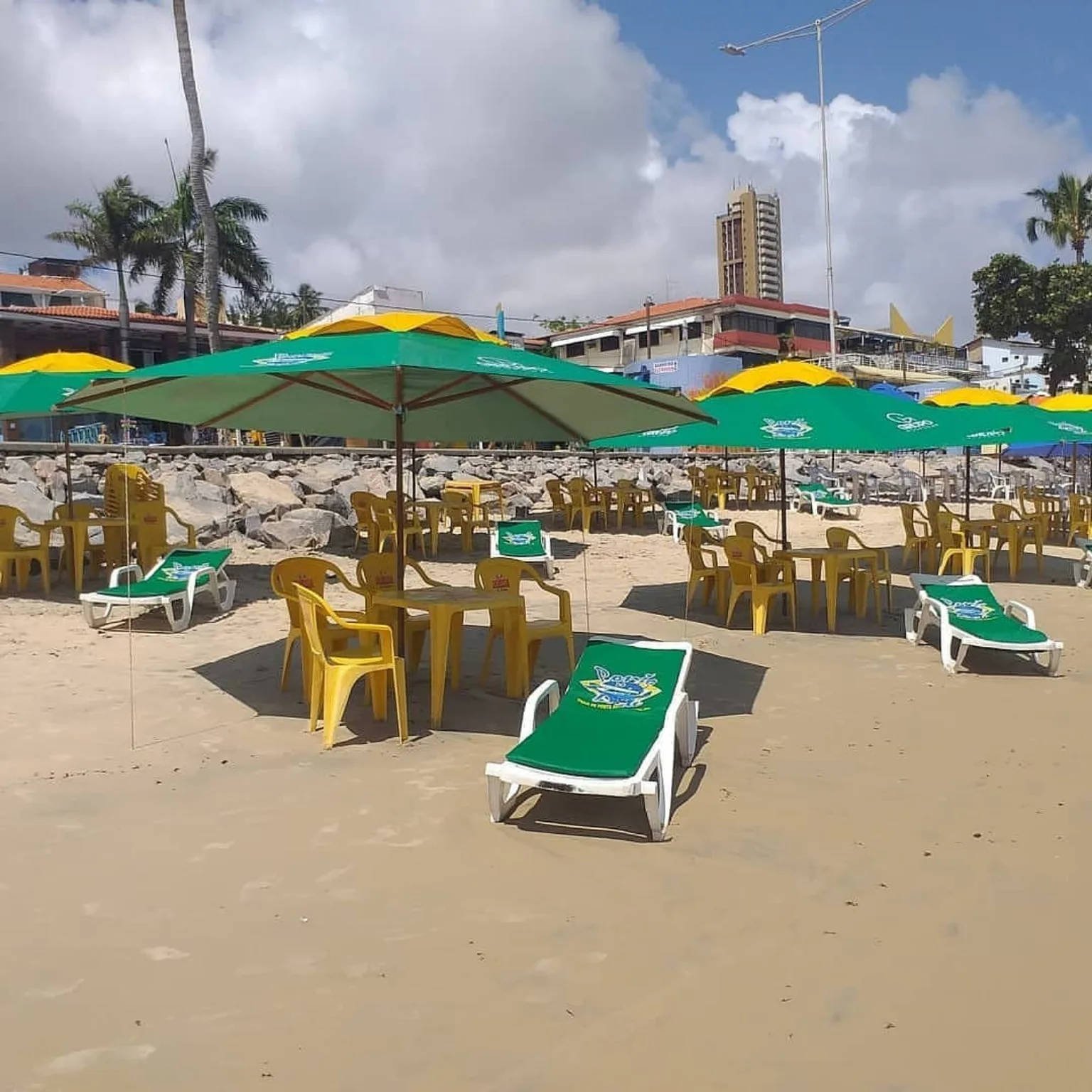 Mesas e guarda-sóis na areia