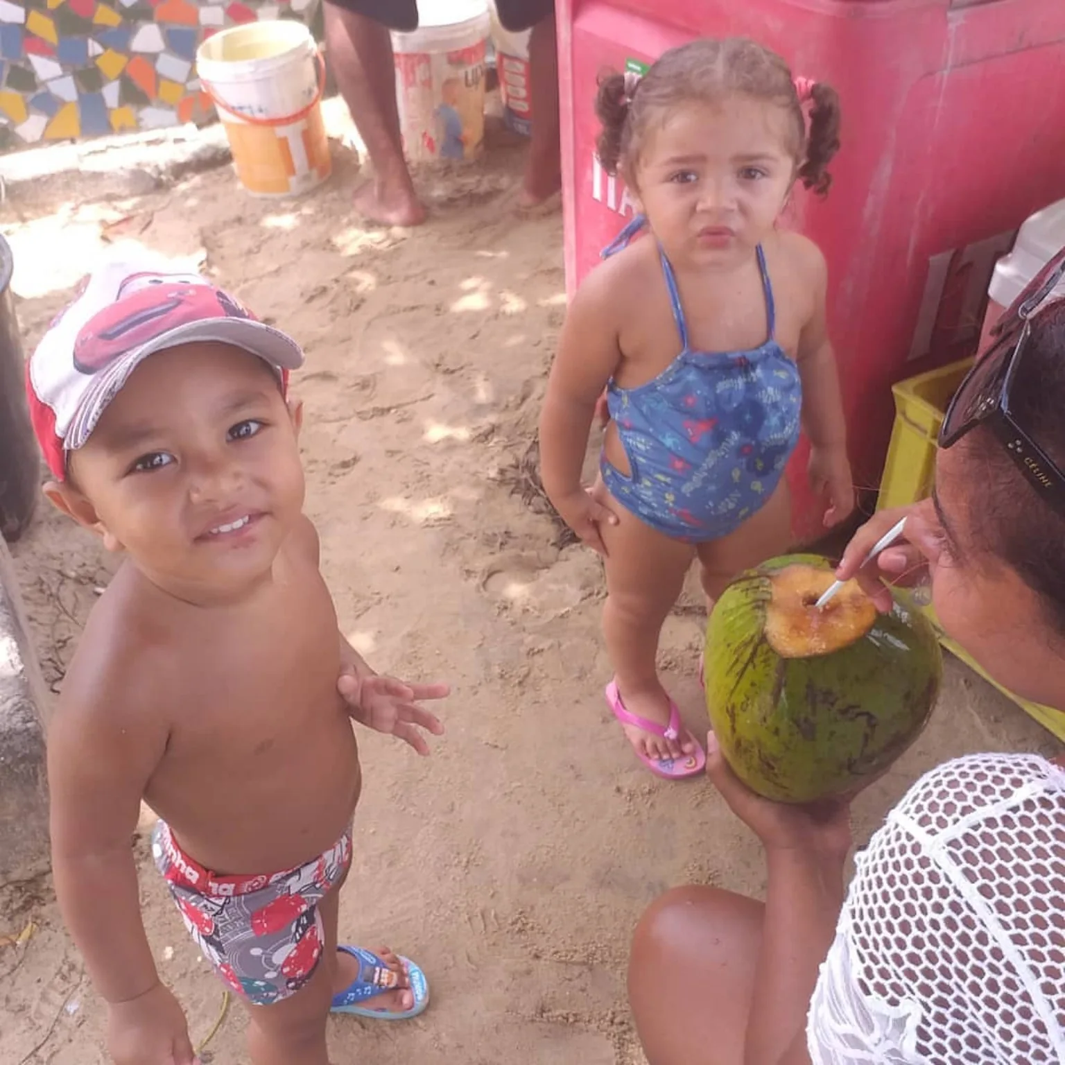 Família curtindo o dia na praia